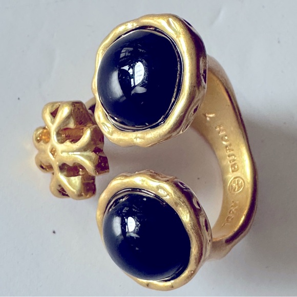 ❌PRIZE DROP ❌NWT TORI BURCH /BLACK ROXANNE LOGO GOLD/BLACK STONE RING. - Picture 2 of 13